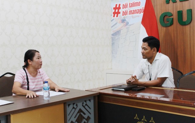 Plt Kasi Datun Kejaksaan Negeri Gunungsitoli, Daniel Raja Philips Hutagalung, melayani konsultasi hukum gratis kepada Ina Doni Harefa, warga Kota Gunungsitoli. SAROFATI LASE/BALUSENIAS.COM 