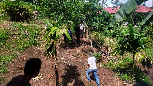 Olah TKP di lahan yang oleh Berkat Damai Zebua dilaporkan telah terjadi perusakan tanaman. JAMIL MENDROFA/BALUSENIAS.COM