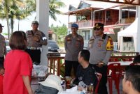 Kapolres Nias Selatan AKBP Ferry Mulyana Sunarya, berbincang dengan wisatawan di Pantai Sorake pada Rabu, 2 April 2025. ISTIMEWA/BALUSENIAS.COM
