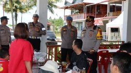Kapolres Nias Selatan AKBP Ferry Mulyana Sunarya, berbincang dengan wisatawan di Pantai Sorake pada Rabu, 2 April 2025. ISTIMEWA/BALUSENIAS.COM