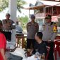 Kapolres Nias Selatan AKBP Ferry Mulyana Sunarya, berbincang dengan wisatawan di Pantai Sorake pada Rabu, 2 April 2025. ISTIMEWA/BALUSENIAS.COM