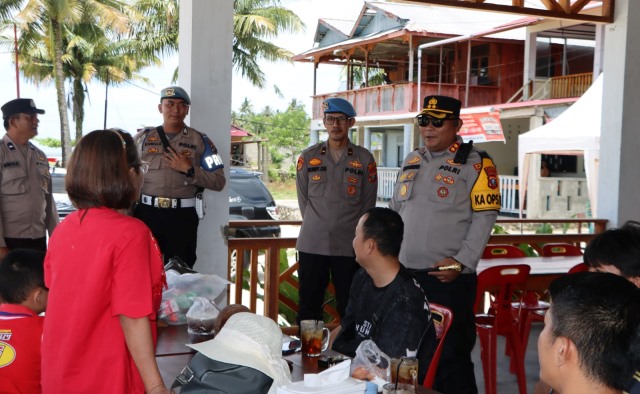 Kapolres Nias Selatan AKBP Ferry Mulyana Sunarya, berbincang dengan wisatawan di Pantai Sorake pada Rabu, 2 April 2025. ISTIMEWA/BALUSENIAS.COM