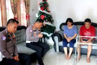 Kepala Satlantas Polres Nias, AKP Sonahami Lase mendoakan kesembuhan pasangan pendeta yang menjadi korban kecelakaan lalu lintas. ISTIMEWA/BALUSENIAS.COM
