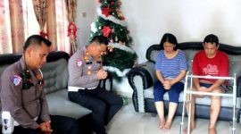 Kepala Satlantas Polres Nias, AKP Sonahami Lase mendoakan kesembuhan pasangan pendeta yang menjadi korban kecelakaan lalu lintas. ISTIMEWA/BALUSENIAS.COM