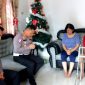 Kepala Satlantas Polres Nias, AKP Sonahami Lase mendoakan kesembuhan pasangan pendeta yang menjadi korban kecelakaan lalu lintas. ISTIMEWA/BALUSENIAS.COM