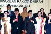 Walikota Gunungsitoli, Sowa'a Laoli, bersama jajaran DPRD Kota Gunungsitoli pada Peringatan Hari Jadi Ke-347 Kota Gunungsitoli. ISTIMEWA/BALUSENIAS.COM