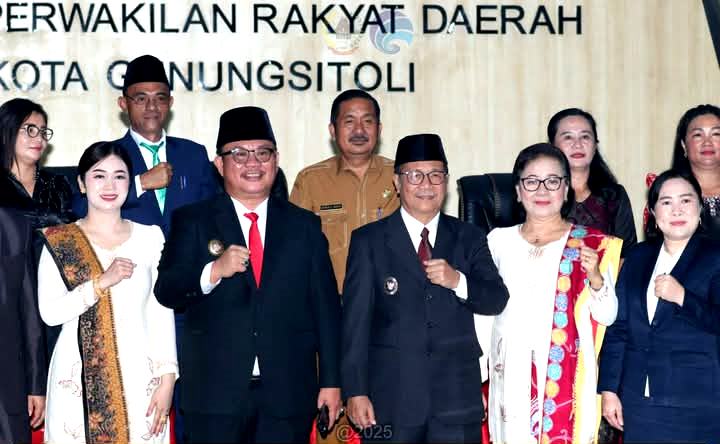Walikota Gunungsitoli, Sowa'a Laoli, bersama jajaran DPRD Kota Gunungsitoli pada Peringatan Hari Jadi Ke-347 Kota Gunungsitoli. ISTIMEWA/BALUSENIAS.COM