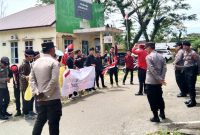 Massa GMNI Gunungsitoli berunjukrasa di Mako Polres Nias pada Rabu, 9 April 2025. JAMIL MENDROFA/BALUSENIAS.COM
