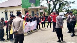 Massa GMNI Gunungsitoli berunjukrasa di Mako Polres Nias pada Rabu, 9 April 2025. JAMIL MENDROFA/BALUSENIAS.COM