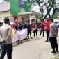 Massa GMNI Gunungsitoli berunjukrasa di Mako Polres Nias pada Rabu, 9 April 2025. JAMIL MENDROFA/BALUSENIAS.COM