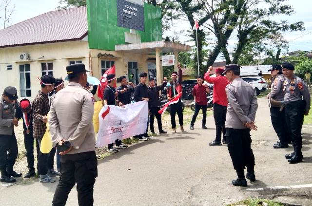 Massa GMNI Gunungsitoli berunjukrasa di Mako Polres Nias pada Rabu, 9 April 2025. JAMIL MENDROFA/BALUSENIAS.COM
