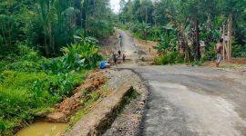 Proyek Peningkatan Struktur dan Kapasitas Ruas Jalan Te'olo-Harefa-Botona'ai di Kecamatan Tugala Oyo. JAMIL MENDROFA/BALUSENIAS.COM