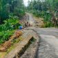 Proyek Peningkatan Struktur dan Kapasitas Ruas Jalan Te'olo-Harefa-Botona'ai di Kecamatan Tugala Oyo. JAMIL MENDROFA/BALUSENIAS.COM