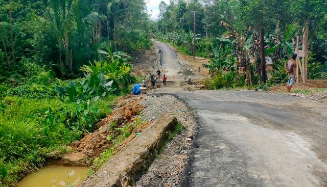 Proyek Peningkatan Struktur dan Kapasitas Ruas Jalan Te'olo-Harefa-Botona'ai di Kecamatan Tugala Oyo. JAMIL MENDROFA/BALUSENIAS.COM