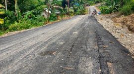 Salah satu dari beberapa titik yang aspalnya amblas meski belum diserahkanterimakan. JOJOR MASIHOL MARITO/BALUSENIAS,COM