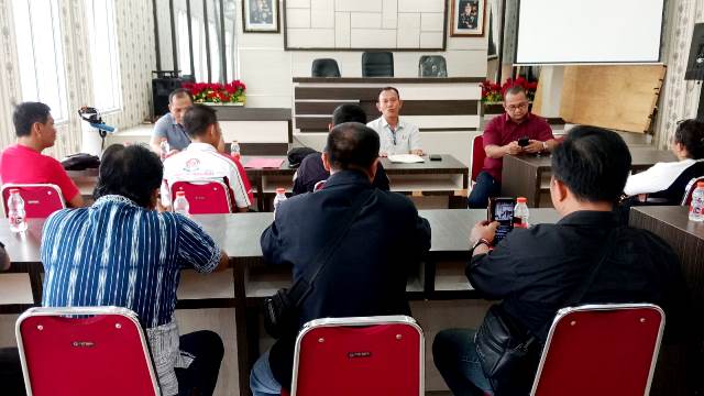 Dialog para aktivis bersama Kepala Satuan Reserse Kriminal Polres Nias pada Kamis, 10 April 2025 di Ruang Graha Sanika Satyawada. JOJOR MASIHOL MARITO/BALUSENIAS.COM 