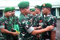 Komandan Kodim 0213/Nias Letkol Infanteri Torang Parulian Malau menyematkan tanda kepangkatan kepada prajurit yang mewakili 46 prajurit TNI yang naik pangkat pada Jumat. 11 April 2025. ISTIMEWA/BALUSENIAS.COM