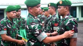 Komandan Kodim 0213/Nias Letkol Infanteri Torang Parulian Malau menyematkan tanda kepangkatan kepada prajurit yang mewakili 46 prajurit TNI yang naik pangkat pada Jumat. 11 April 2025. ISTIMEWA/BALUSENIAS.COM