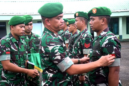 Komandan Kodim 0213/Nias Letkol Infanteri Torang Parulian Malau menyematkan tanda kepangkatan kepada prajurit yang mewakili 46 prajurit TNI yang naik pangkat pada Jumat. 11 April 2025. ISTIMEWA/BALUSENIAS.COM