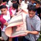 Jenazah FG, 64 tahun, yang meninggal akibat tertimpa dahan, dievakuasi oleh warga setempat. HUMAS POLRES NIAS/BALUSENIAS.COM