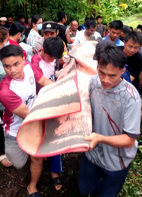 Jenazah FG, 64 tahun, yang meninggal akibat tertimpa dahan, dievakuasi oleh warga setempat. HUMAS POLRES NIAS/BALUSENIAS.COM