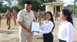 Bupati Nias Utara, Amizaro Waruwu, menyerahkan SK CPNS kepada 121 orang di halaman Kantor Bupati Nias Utara pada Senin, 14 April 2025. ISTIMEWA/BALUSENIAS.COM