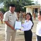 Bupati Nias Utara, Amizaro Waruwu, menyerahkan SK CPNS kepada 121 orang di halaman Kantor Bupati Nias Utara pada Senin, 14 April 2025. ISTIMEWA/BALUSENIAS.COM