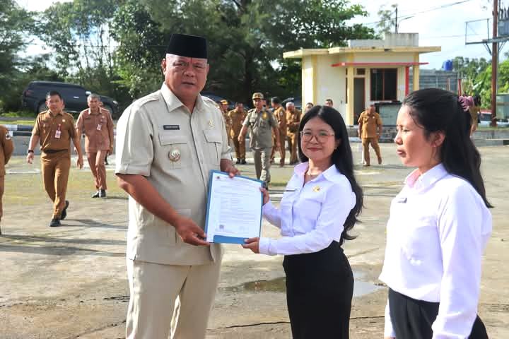Bupati Nias Utara, Amizaro Waruwu, menyerahkan SK CPNS kepada 121 orang di halaman Kantor Bupati Nias Utara pada Senin, 14 April 2025. ISTIMEWA/BALUSENIAS.COM