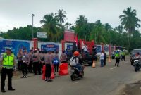 Massa dari GMICAK Kepulauan Nias berunjukrasa di depan PT Pertamina Patra Niaga Fuel Terminal atau PPNFT Gunungsitoli pada Selasa, 15 April 2025 siang.  JAMIL MENDROFA/BALUSENIAS.COM 