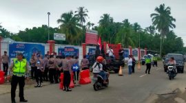 Massa dari GMICAK Kepulauan Nias berunjukrasa di depan PT Pertamina Patra Niaga Fuel Terminal atau PPNFT Gunungsitoli pada Selasa, 15 April 2025 siang.  JAMIL MENDROFA/BALUSENIAS.COM 