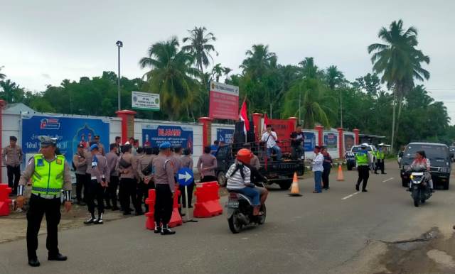 Massa dari GMICAK Kepulauan Nias berunjukrasa di depan PT Pertamina Patra Niaga Fuel Terminal atau PPNFT Gunungsitoli pada Selasa, 15 April 2025 siang.  JAMIL MENDROFA/BALUSENIAS.COM 