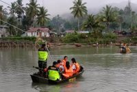 Dua personel Koramil 0213-08/Mandrehe menyeberangkan pelajar di Sungai Oyo, Desa Tuwuna, Kecamatan Mandrehe, Kabupaten Nias Barat. ISTIMEWA/BALUSENIAS.COM