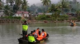 Dua personel Koramil 0213-08/Mandrehe menyeberangkan pelajar di Sungai Oyo, Desa Tuwuna, Kecamatan Mandrehe, Kabupaten Nias Barat. ISTIMEWA/BALUSENIAS.COM
