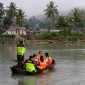 Dua personel Koramil 0213-08/Mandrehe menyeberangkan pelajar di Sungai Oyo, Desa Tuwuna, Kecamatan Mandrehe, Kabupaten Nias Barat. ISTIMEWA/BALUSENIAS.COM