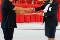 Walikota Gunungsitoli, Lakhomizaro Zebua, menyerahkan MoU kepada Ketua PN Gunungsitoli, Merry Donna Pasaribu. DEWISARI MENDROFA/BALUSENIAS.COM