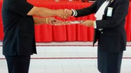 Walikota Gunungsitoli, Lakhomizaro Zebua, menyerahkan MoU kepada Ketua PN Gunungsitoli, Merry Donna Pasaribu. DEWISARI MENDROFA/BALUSENIAS.COM