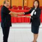 Walikota Gunungsitoli, Lakhomizaro Zebua, menyerahkan MoU kepada Ketua PN Gunungsitoli, Merry Donna Pasaribu. DEWISARI MENDROFA/BALUSENIAS.COM