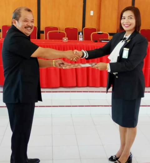 Walikota Gunungsitoli, Lakhomizaro Zebua, menyerahkan MoU kepada Ketua PN Gunungsitoli, Merry Donna Pasaribu. DEWISARI MENDROFA/BALUSENIAS.COM