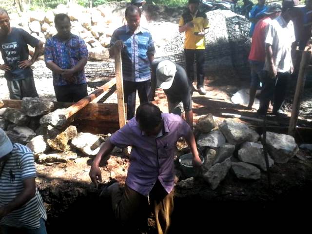 Peletakan Batu Pertama pembangunan BPU Desa Hilizoi Kecamatan Gido, Kabupaten Nias pada Rabu (15/8/2018) pagi. TOROTODO NDRAHA/BALUSENIAS.COM