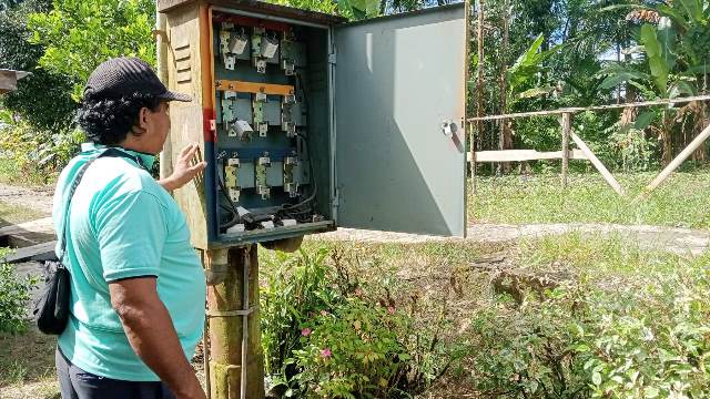 Gardu trafo di Desa Siwawo yang sejak tahun 2014 diambil alatnya karena rusak, tapi hingga saat ini belum diganti. HASRAT HULU/BALUSENIAS.COM