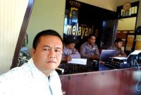 Kariaman Zebua saat membuat laporan di SPKT Polres Nias. GUNAWAN HULU/BALUSENIAS.COM