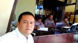 Kariaman Zebua saat membuat laporan di SPKT Polres Nias. GUNAWAN HULU/BALUSENIAS.COM