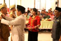 Bupati Nias Barat, Eliyunus Waruwu melantik 91 Penjabat Kepala Desa Se-Kabupaten Nias Barat pada Kamis, 17 April 2025 di Hall Tokosa Onolimbu, Kecamatan Lahomi. ISTIMEWA/BALUSENIAS.COM