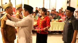 Bupati Nias Barat, Eliyunus Waruwu melantik 91 Penjabat Kepala Desa Se-Kabupaten Nias Barat pada Kamis, 17 April 2025 di Hall Tokosa Onolimbu, Kecamatan Lahomi. ISTIMEWA/BALUSENIAS.COM