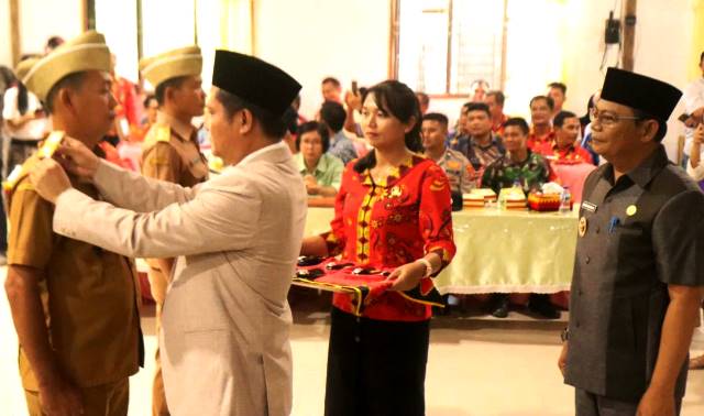Bupati Nias Barat, Eliyunus Waruwu melantik 91 Penjabat Kepala Desa Se-Kabupaten Nias Barat pada Kamis, 17 April 2025 di Hall Tokosa Onolimbu, Kecamatan Lahomi. ISTIMEWA/BALUSENIAS.COM