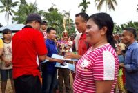 Ketua DPC Partai NasDem Kecamatan Somolo-molo, Yusadar Waruwu, menyerahkan piala dan penghargaan kepada para pemenang perlombaan dalam rangka merayakan HUT RI. EFARIUS ZEBUA/BALUSENIAS.COM