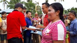 Ketua DPC Partai NasDem Kecamatan Somolo-molo, Yusadar Waruwu, menyerahkan piala dan penghargaan kepada para pemenang perlombaan dalam rangka merayakan HUT RI. EFARIUS ZEBUA/BALUSENIAS.COM