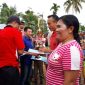 Ketua DPC Partai NasDem Kecamatan Somolo-molo, Yusadar Waruwu, menyerahkan piala dan penghargaan kepada para pemenang perlombaan dalam rangka merayakan HUT RI. EFARIUS ZEBUA/BALUSENIAS.COM