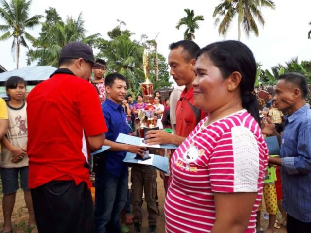 Ketua DPC Partai NasDem Kecamatan Somolo-molo, Yusadar Waruwu, menyerahkan piala dan penghargaan kepada para pemenang perlombaan dalam rangka merayakan HUT RI. EFARIUS ZEBUA/BALUSENIAS.COM