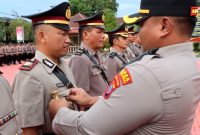 Kapolres Nias Selatan AKBP Ferry Mulyana Sunarya, memimpin upacara serah terima jabatan dan pelantikan  pada Selasa, 22 April 2025 di Markas Polres Nias Selatan. HUMAS POLRES NIAS SELATAN/BALUSENIAS.COM